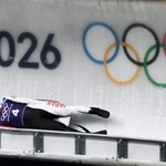 　男子リュージュ１人乗りの公式練習で滑走する小林誠也＝コルティナダンペッツォ（共同）