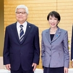 　ＴＳＭＣの魏哲家会長兼ＣＥＯ（左）と写真に納まる高市首相＝５日午前、首相官邸