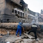 　ウクライナ・キーウの火力発電所で復旧作業を行う人たち＝４日（共同）