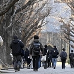 　大学入学共通テストの会場に向かう受験生＝１月、東京都文京区の東大
