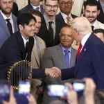 　２０２５年４月、ホワイトハウスにトランプ大統領（右）を表敬訪問し、握手を交わす米大リーグ、ドジャースの大谷翔平＝ワシントン（ゲッティ＝共同）