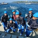 　マグロ養殖場での餌やり体験で、記念写真に納まるＤｅＮＡドラフト１位の小田（左端）ら新人選手＝５日、沖縄県本部町（代表撮影）