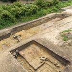 　奈良市の薬師寺旧境内跡の発掘で確認された創建時の大型建物跡の一部（奈良文化財研究所提供）