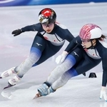 　調整するショートトラック女子の中島未莉（左）。右は長森遥南＝ミラノ（共同）