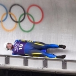 　リュージュ男子１人乗りの公式練習で滑走するウクライナのアントン・ドゥカチ＝＝コルティナダンペッツォ（共同）