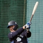 　打撃練習する西武・渡部＝南郷