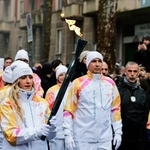 　イタリア・ミラノで行われたミラノ・コルティナ冬季五輪の聖火リレー＝５日（共同）