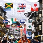 　大勢の人でにぎわうミラノ・コルティナ冬季五輪のボブスレーなどが行われるイタリア・コルティナダンペッツォの中心部。７日未明に開幕する＝５日（共同）