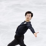 　公式練習で調整する鍵山優真＝ミラノ（共同）