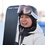 　公式練習を終え、笑顔で取材に応じるスノーボード女子パラレル大回転の竹内智香＝リビーニョ（共同）