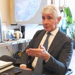 　インタビューに答えるイタリアのアボーディ・スポーツ担当相（共同）