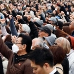 　街頭演説で気勢を上げる人たち＝５日午後、佐賀県内
