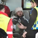 　公式練習中に転倒し、救急車に運ばれたフリースタイルスキー女子スロープスタイルの近藤心音（中央）＝リビーニョ（共同）