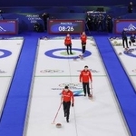 　ミラノ・コルティナ冬季五輪のカーリングが行われるイタリア・コルティナダンペッツォの会場で練習する各国選手たち＝４日