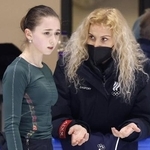 　２０２２年、北京冬季五輪フィギュアスケート女子の公式練習で、エテリ・トゥトベリゼ・コーチ（右）と話すカミラ・ワリエワ＝北京