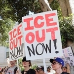 　１月３０日、米ロサンゼルスで、「ＩＣＥは今すぐ出ていけ」と書かれたプラカードを掲げる抗議集会の参加者（共同）