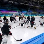 　試合会場での練習で、指示を聞くアイスホッケー女子日本代表の選手たち＝ミラノ（共同）