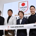 　交流拠点となる「ジャパンハウス」の内覧会でポーズをとるＪＯＣの橋本聖子会長（中央右）ら＝５日、イタリア・ミラノ（共同）