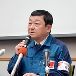 　記者会見する東京電力柏崎刈羽原発の稲垣武之所長。６号機の原子炉を９日に再起動すると発表した＝６日午前、新潟県刈羽村
