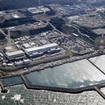 東京電力柏崎刈羽原発の（左から）５、６、７号機＝２０２５年１１月７日（共同通信社機から）