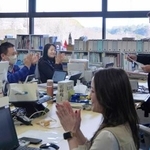 　ギョーザ購入額が３年連続の日本一となり、喜ぶ浜松市の職員ら＝６日午前、浜松市役所