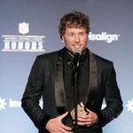 　ＮＦＬの最優秀選手に輝き、スピーチするラムズのＱＢマシュー・スタッフォード＝５日、サンフランシスコ（ＡＰ＝共同）