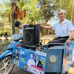 　選挙運動用のバイクに乗るチュアン・リークパイ元首相＝３日、タイ・トラン（共同）