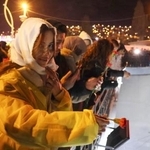 　６日、トルコ・アンタキヤ中心部で、献花する女性ら（共同）