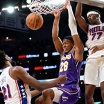 　セブンティシクサーズ戦でダンクシュートを決める八村（中央）＝ロサンゼルス（ＡＰ＝共同）