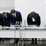 　記者会見で謝罪する千葉県がんセンターの加藤厚病院長（右から３人目）ら＝６日午後、千葉市