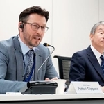 　記者会見するフィンランド放射線・原子力安全庁のペッテリ・ティッパナ長官。右は原子力規制委員会の山中伸介委員長＝６日午前、東京都港区