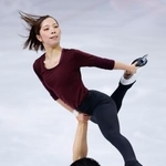 　公式練習で調整する三浦璃来（上）、木原龍一組＝ミラノ（共同）