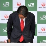 　記者会見で謝罪するＪＲ東日本の喜勢陽一社長＝６日午後、東京都港区