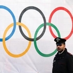 　ミラノ・コルティナ冬季五輪の選手村で警戒する警察関係者＝１月、イタリア・ミラノ（共同）