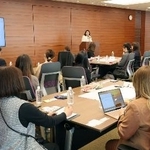 　「国際女性デー企画　フューチャーセッション」で、昭和女子大客員教授の白河桃子さんの基調講演を聴く参加者ら＝６日、東京都港区