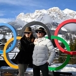 　イタリア・コルティナダンペッツォで五輪マークと写真に納まる人たち＝６日（共同）