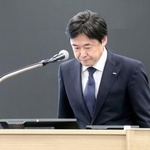 　傘下企業の不適切取引を巡り、記者会見するＫＤＤＩの松田浩路社長＝６日午後、東京都内