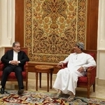 　６日、オマーン・マスカットで会談するバドル外相（右）とイランのアラグチ外相（イラン外務省提供、ゲッティ＝共同）