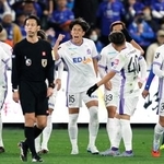 　長崎-広島　前半、先制ゴールを決め、ガッツポーズで喜ぶ広島・中野（中央）＝ピースタ