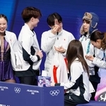 　団体アイスダンスの演技を終えた吉田唄菜（左端）、森田真沙也組を前に、感極まる鍵山優真（中央）＝ミラノ（共同）