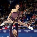 　フィギュア団体のペアＳＰで演技する米国のエリー・カム（上）とダニー・オシェイ＝６日、ミラノ（ロイター＝共同）