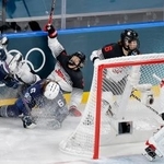 　日本-フランス　第１ピリオド、激しく競り合う志賀葵（左から３人目）＝ミラノ（共同）