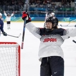 　日本-フランス　第３ピリオド、ゴールを決め笑顔の前田＝ミラノ（共同）