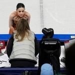 　音響トラブルについて審判と話し合うマデリン・シザス＝６日、ミラノ（ＡＰ＝共同）