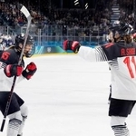 　日本-フランス　第２ピリオド、先制ゴールを決め喜ぶ浮田（左）＝ミラノ（共同）