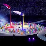 　開会式のアトラクション＝６日、イタリア・ミラノ（共同）