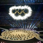 　開会式に登場した五輪マーク＝６日、イタリア・ミラノ（共同）