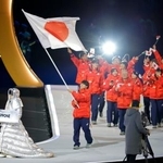 　ミラノ・コルティナ冬季五輪の開会式で、旗手の森重航を先頭に入場行進する日本選手団＝６日、イタリア・ミラノ（共同）