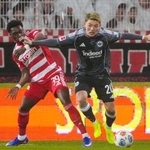 　サッカーのドイツ１部リーグで、ウニオン・ベルリン戦に出場したアイントラハト・フランクフルトの堂安律（右）＝６日、ベルリン（ＡＰ＝共同）