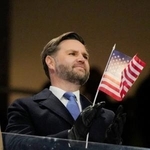 　開会式で入場行進する米国選手団に拍手を送るバンス米副大統領＝６日、イタリア・ミラノ（共同）